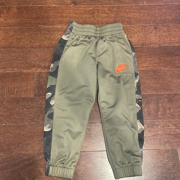 Nike Toddler Hoodie and Joggers Pants Two-piece Track Set - Picture 6 of 8